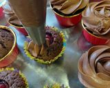 Фото кроку 7 до 🧁 Шоколадні капкейки з шоколадним кремом і малиновим джемом.