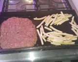 Foto del paso 3 de la receta: Hamburguesa picante a la chapa con papas y huevo frito