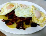 Foto del paso 3 de la receta: Huevos rotos con rebollones