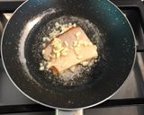 Foto langkah ke 4 dari resep Makanan AnakIkan Salmon Goreng.
