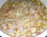 Foto langkah ke 7 dari resep Seblak kuah mix (kerupuk aci, telur, mie kuning, sosis).
