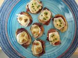 Tostas de Jamón con Queso de cabra y Miel