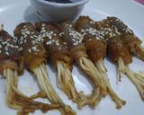 Foto langkah ke 7 dari resep Enoki beef roll.