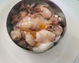 Foto del paso 4 de la receta: Habitas en conserva con chipirones, cebolla y tomate confitado y huevo frito para rematar el plato