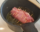 Foto del paso 4 de la receta: Rollitos de lomo a los dos jamones en salsa de setas