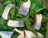 Foto langkah ke 4 dari resep Daun singkong dan ikan peda kukus.