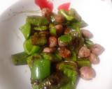 Foto del paso 2 de la receta: Fritada de pimientos con salchicha y queso de cabra fresco
