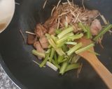 รูปขั้นตอนการทำที่ 3 ของ ไก่ผัดรากชู หอมชู/หอมซู สมุนไพรอาข่า, ไทใหญ่