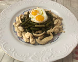 Foto del paso 6 de la receta: Salteado de espárragos de temporada con gamba congelada, pechuga de pollo y huevos de codorniz