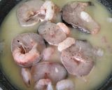 Foto del paso 4 de la receta: Merluza en Salsa Verde con Gambas