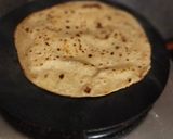 A picture of step 3 of Mooli paratha.