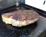 Une image de l'étape 5 de Côte de bœuf grillée à la plancha à l ail mariné et herbes du maquis.