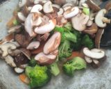 Gambar langkah 3 resipi Stir Fry Mixed Vege😍.