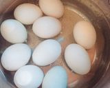 Hình bước làm 2 của món Trứng vịt lòng đào ngâm trà đen
