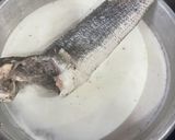Hình bước làm 1 của món Cá hấp cuốn bánh tráng (Cải thảo tím)