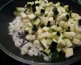 Foto del paso 2 de la receta: Pastel de calabacín y pechuga de pavo