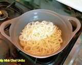 Hình bước làm 3 của món Mì UDon Xào Xúc Xích 소시지볶음 우동
