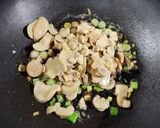 Foto del paso 2 de la receta: Tortilla de papa rosti rellena de muslitos de pollo, verdeo y champiñones 🥮