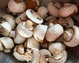 Une image de l'étape 1 de 🌱 Champignons de Paris mijotés aux oignons (Vegan).