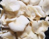 A picture of step 1 of Oyster mushroom murungai soup.