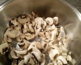Foto del passaggio 2 della ricetta Risotto con funghi freschi champignon