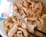 Hình bước làm 3 của món Thịt Nạc Kho Quéo Nước Dừa