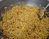 Foto langkah ke 6 dari resep Mie Goreng Jawa Nyemek Telur.
