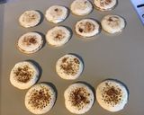 Une image de l'étape 1 de Minis sandwichs de blinis au pâté, cornichons et tomates.
