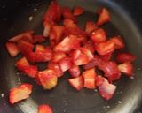 Foto del paso 3 de la receta: Postre relleno de crema pastelera y frutilla low carb