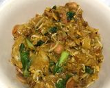 Foto langkah ke 7 dari resep Kwetiau goreng ayam dan sosis.
