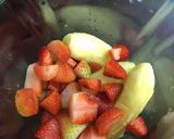 Gambar langkah 1 resipi Strawberry Banana Smoothies (Sihat).