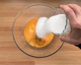 Foto del passaggio 2 della ricetta Madeleines Glassate al Cioccolato con il Cuore di Miele