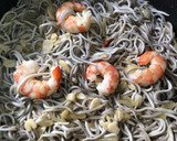 Foto del paso 4 de la receta: Gambones al ajillo con gulas y cebolla 🦐🍽