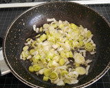 Foto del paso 2 de la receta: Bacalao con salsa de puerros y nata