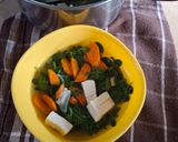 Foto langkah ke 5 dari resep Sayur Bening Daun Kelor, Tahu dan Wortel.