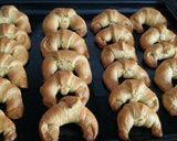 Foto del paso 7 de la receta: Medialunas de Manteca con harina leudante/ o de bizcocho