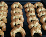 Foto del paso 7 de la receta: Medialunas de Manteca con harina leudante/ o de bizcocho