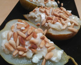 Foto del paso 6 de la receta: Peras rellenas de queso de cabra y piñones🍐