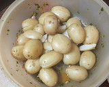 Foto del paso 4 de la receta: Contramuslo de pollo cocido y asado con papas y mojo