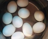 Hình bước làm 1 của món Trứng vịt lòng đào ngâm trà đen