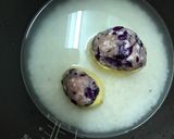 Hình bước làm 2 của món Cơm rắc gia vi chả thịt bằm nhồi khoai tây bắp cải tím