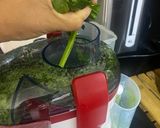 Foto del paso 2 de la receta: Jugo verde energizante 🥒🥬🍏🍈