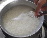 A picture of step 2 of Lehsuni Palak Khichdi.