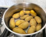 Une image de l'étape 2 de Salade marinée de pommes de terre aux harengs fumés, oignons et cornichons.