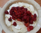Foto del paso 14 de la receta: Tarta de frambuesas, fresas y manzana estilo americano