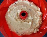 Gluténmentes túrós-mazsolás kuglóf recept fázis 4 fotója