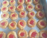 Foto langkah ke 5 dari resep Strawberry Thumbprint Cookies.