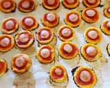 Foto del passaggio 4 della ricetta Pizzette dell'ultimo minuto con pasta sfoglia e base per pizza