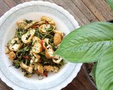 Foto langkah ke 2 dari resep Tumis Tahu Daun Kenikir.