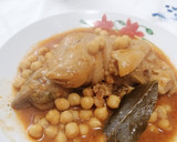Foto del paso 5 de la receta: 8.Pies de cerdo y garbanzos con picada